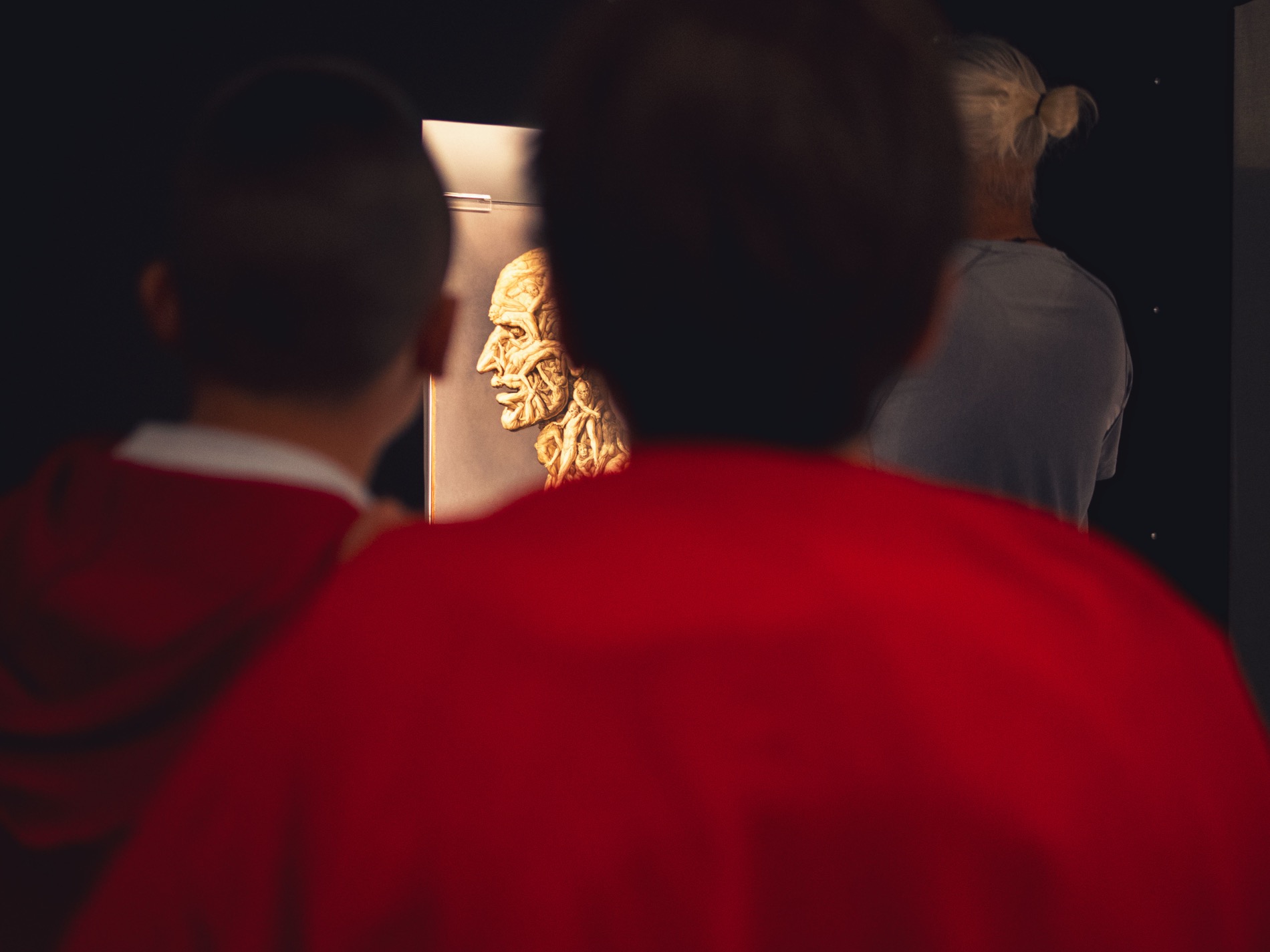 La riproduzione tattile, illuminata nella sala buia