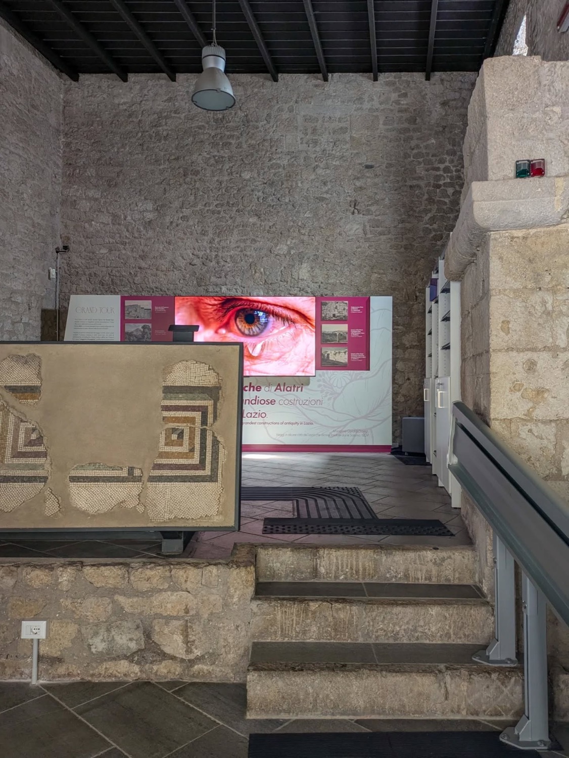 Il maxi schermo, visto dal fondo della sala