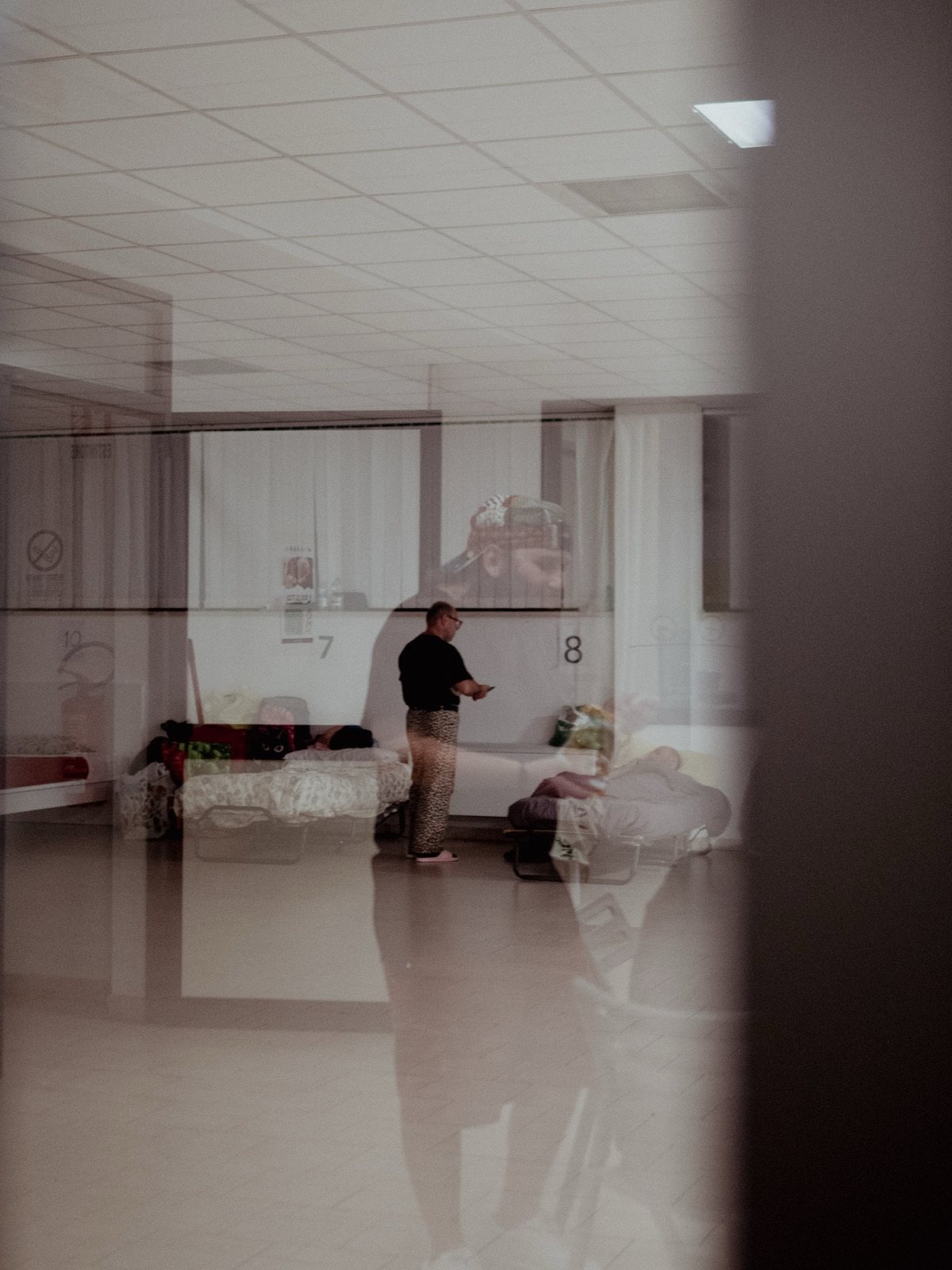 Lo stanzone dei dieci letti, attraverso la porta-finestra