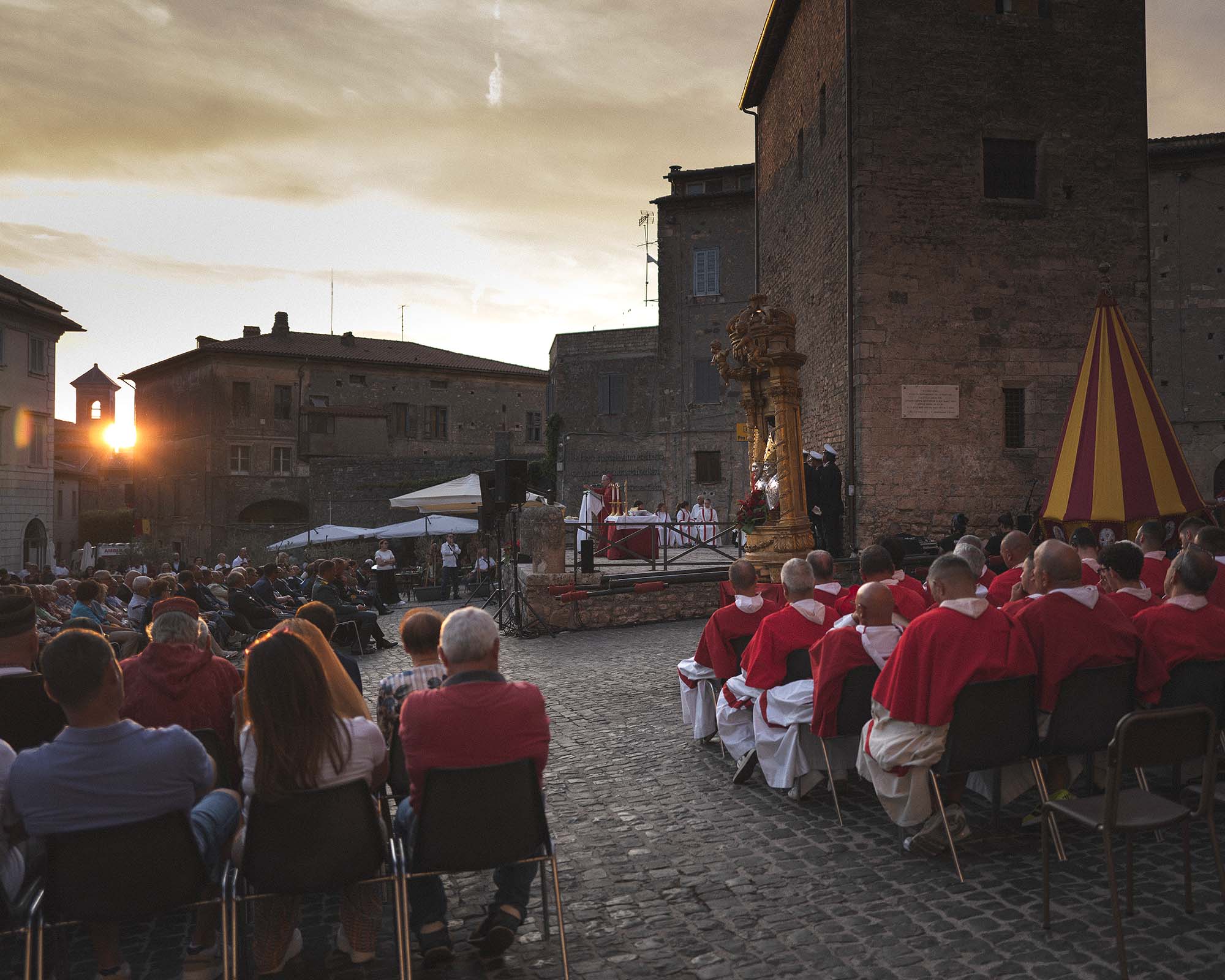 La messa in piazza, quando la luce cala