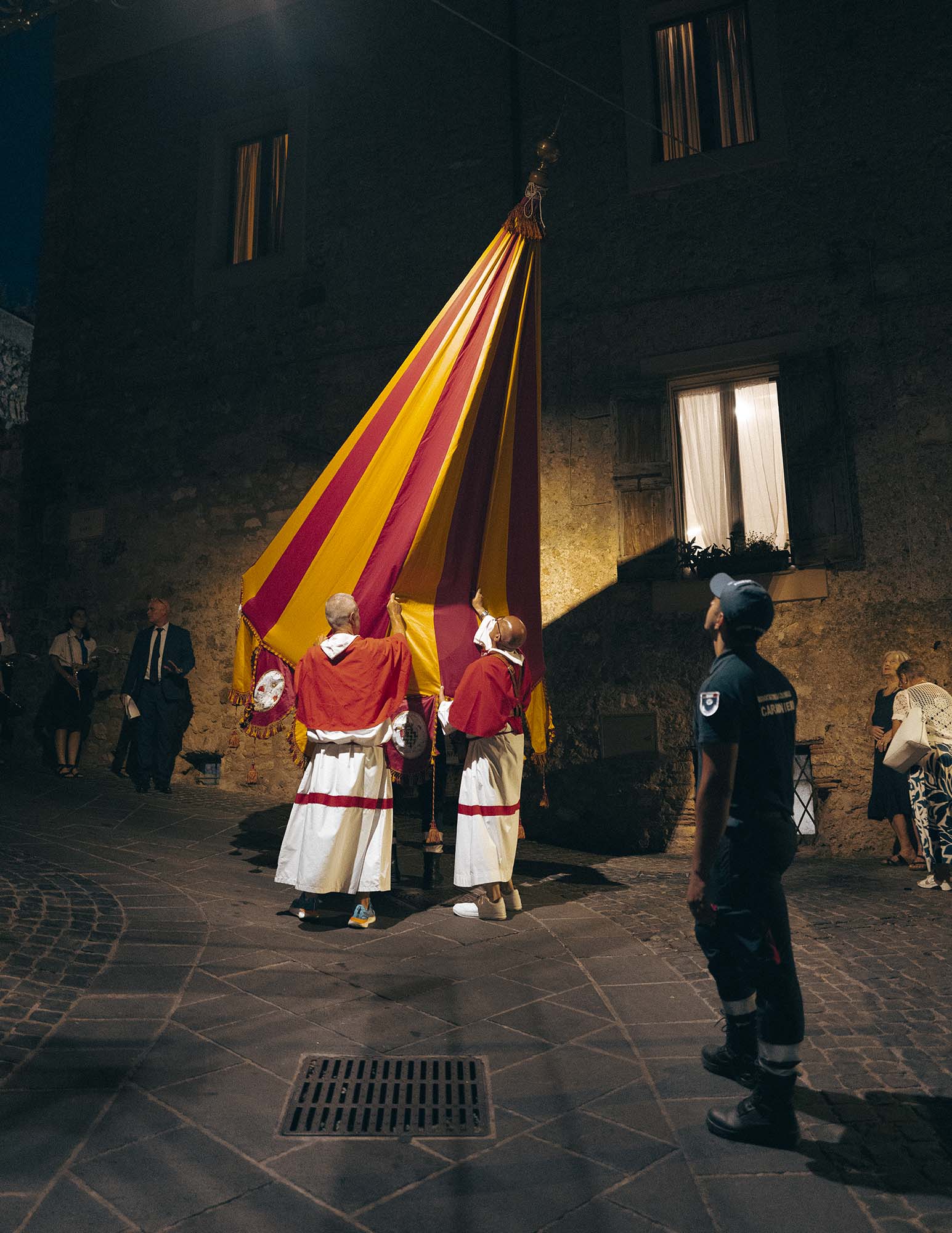 Il baldacchino rientra, di notte, verso la cattedrale