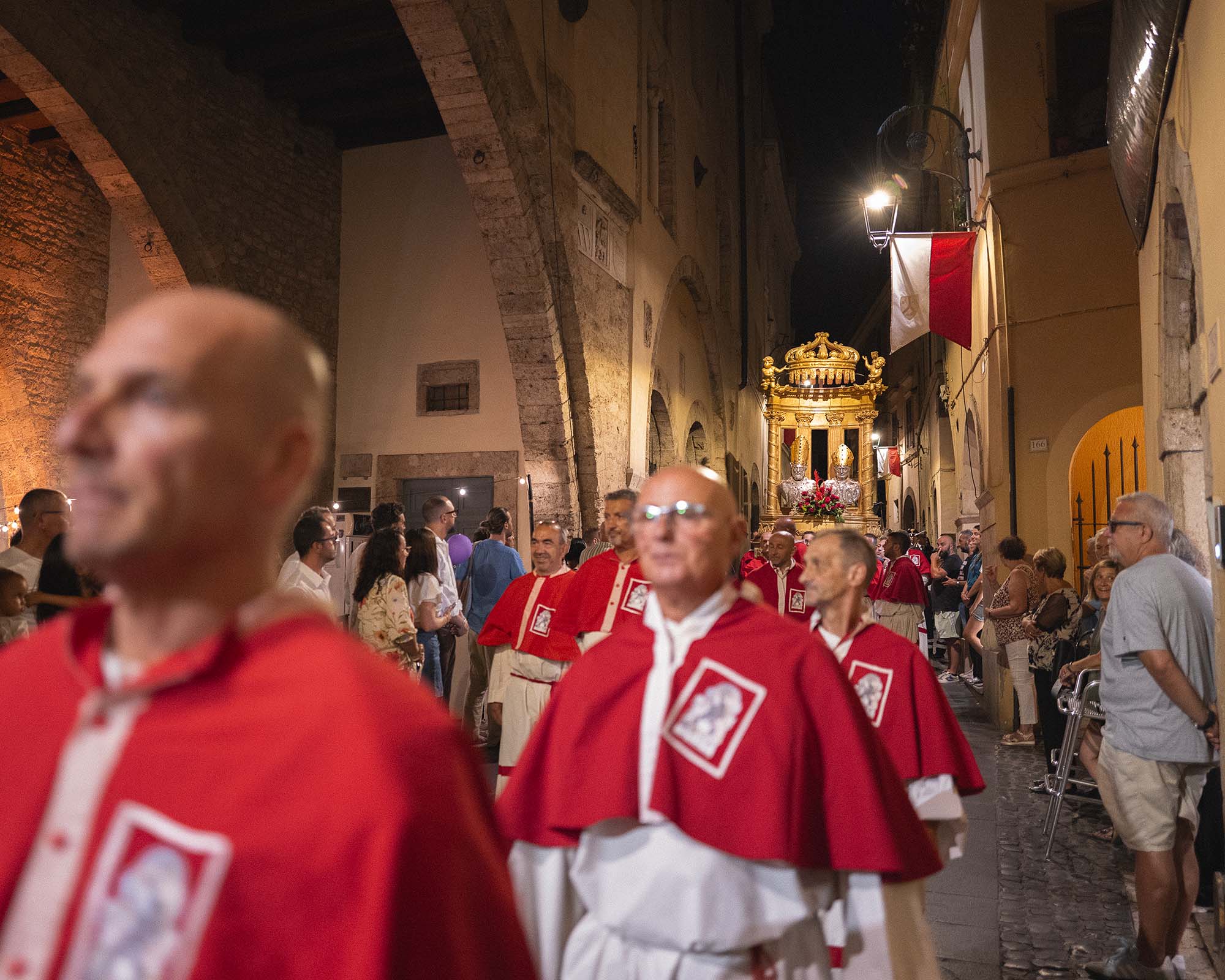 La confraternita in mozzetta rossa lungo il corso