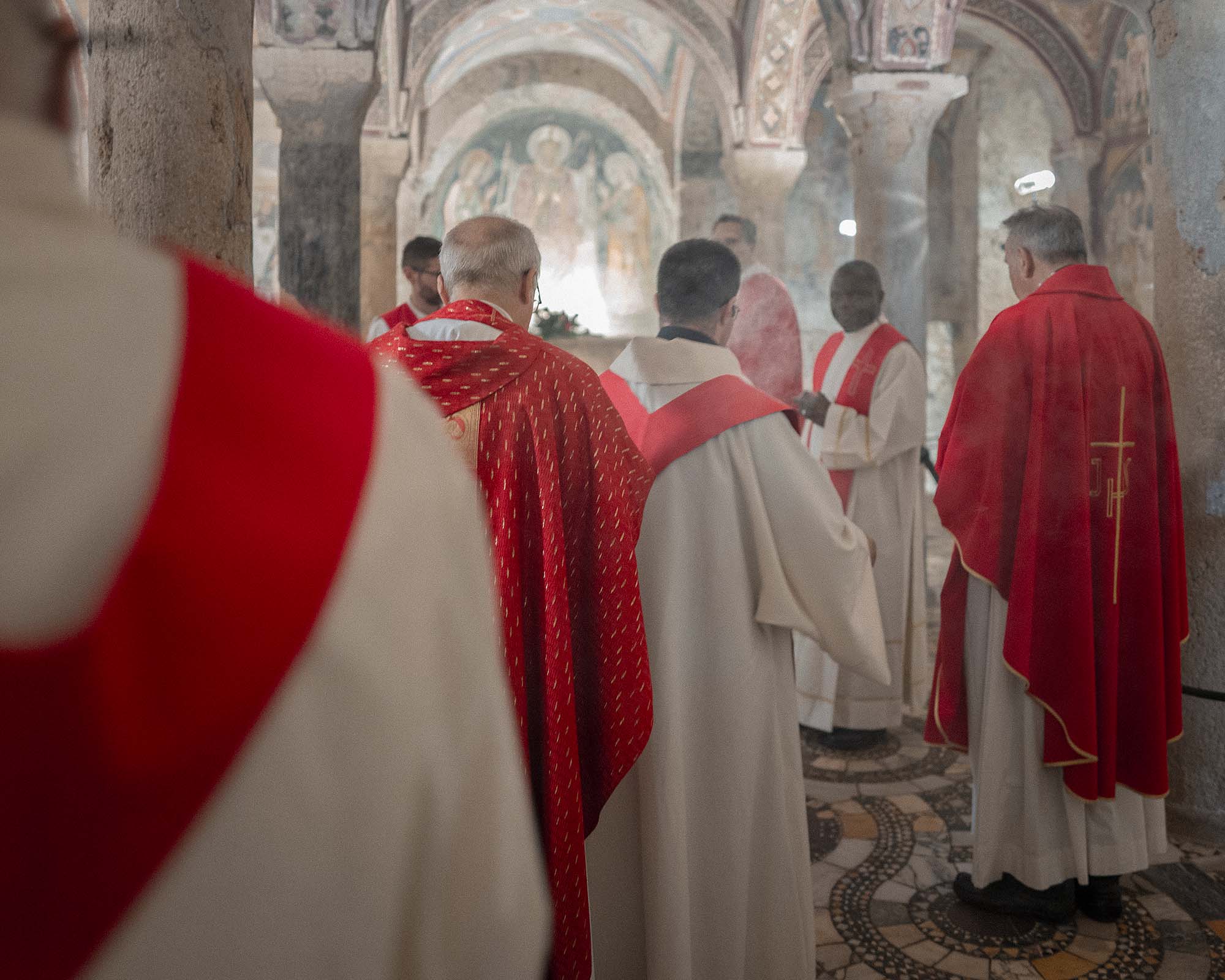 Il clero prima dell'uscita, dentro la navata